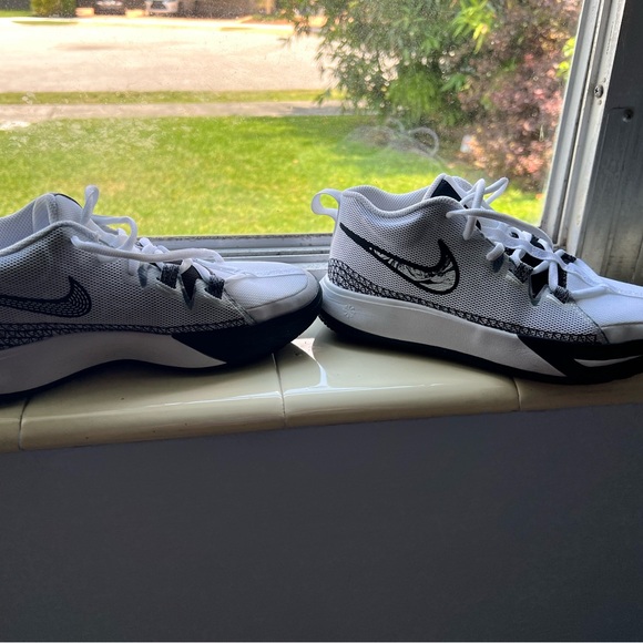 Nike Kyrie Flytrap 6 (5Y) - Picture 2 of 8